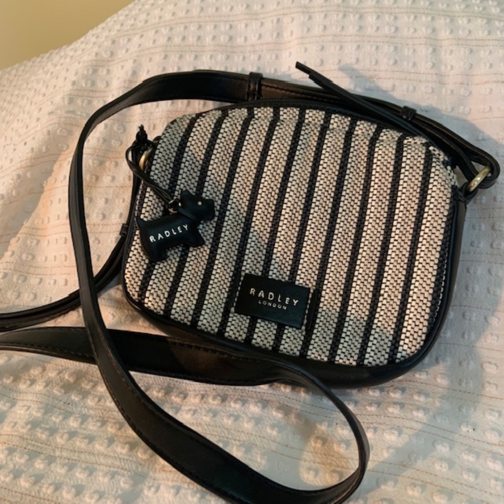 Radley London Weavers Way Leather Crossbody Purse Navy & Cream adjustable strap.